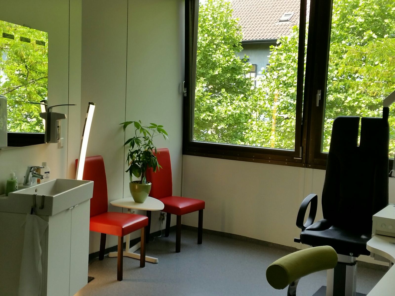 Rundgang durch unsere Praxis - Dr. Indre Offermann, Augenärztin, lädt Sie ein.